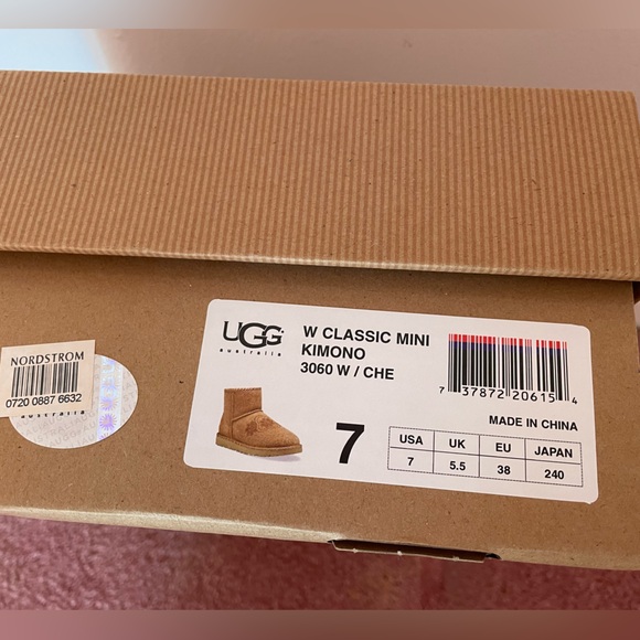 ❌SOLD❌UGG CLASSIC MINI KIMONO. With design. - Picture 3 of 9